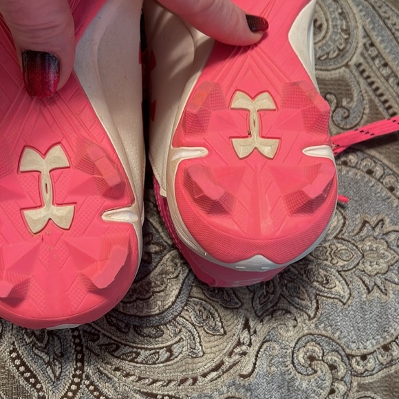 Gently worn for girls machine pitch softball. Lucky shoes/ lucky dirt marks. 😉 - Picture 4 of 7